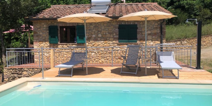„Casa Verde“ mit beheizbarem Pool; d.h. von Ostern bis November warmes Wasser. Einmalig in der Toskana (siehe Drohnen-Video)!